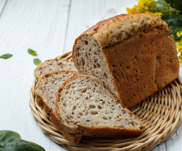 Пшенично гречневый хлеб. Гречишный хлеб. Гречневый хлеб. Хлеб из гречихи. Деревенский формовой хлеб.