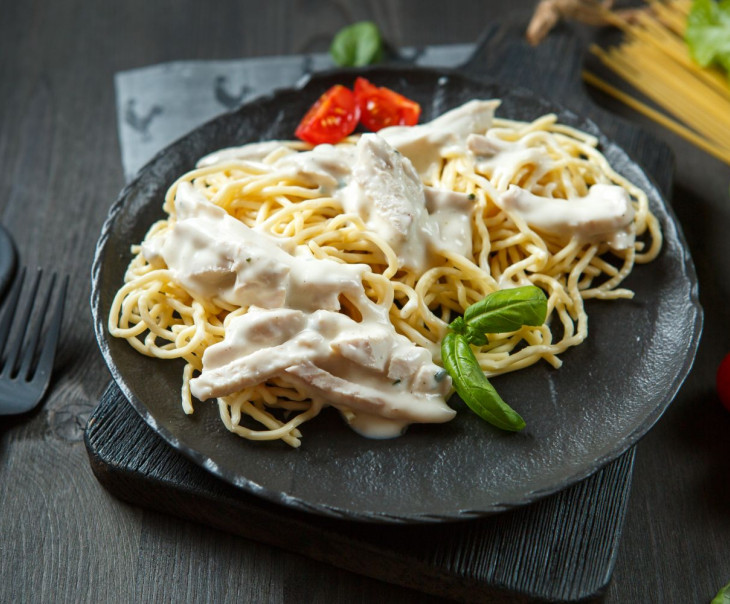 Спагетти куриным филе и сливочным соусом (су-вид)