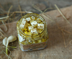 Сыр "Чеддер" в оливковом масле с итальянскими травами