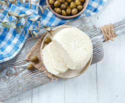 Сыр рассольный "С оливками" свежий